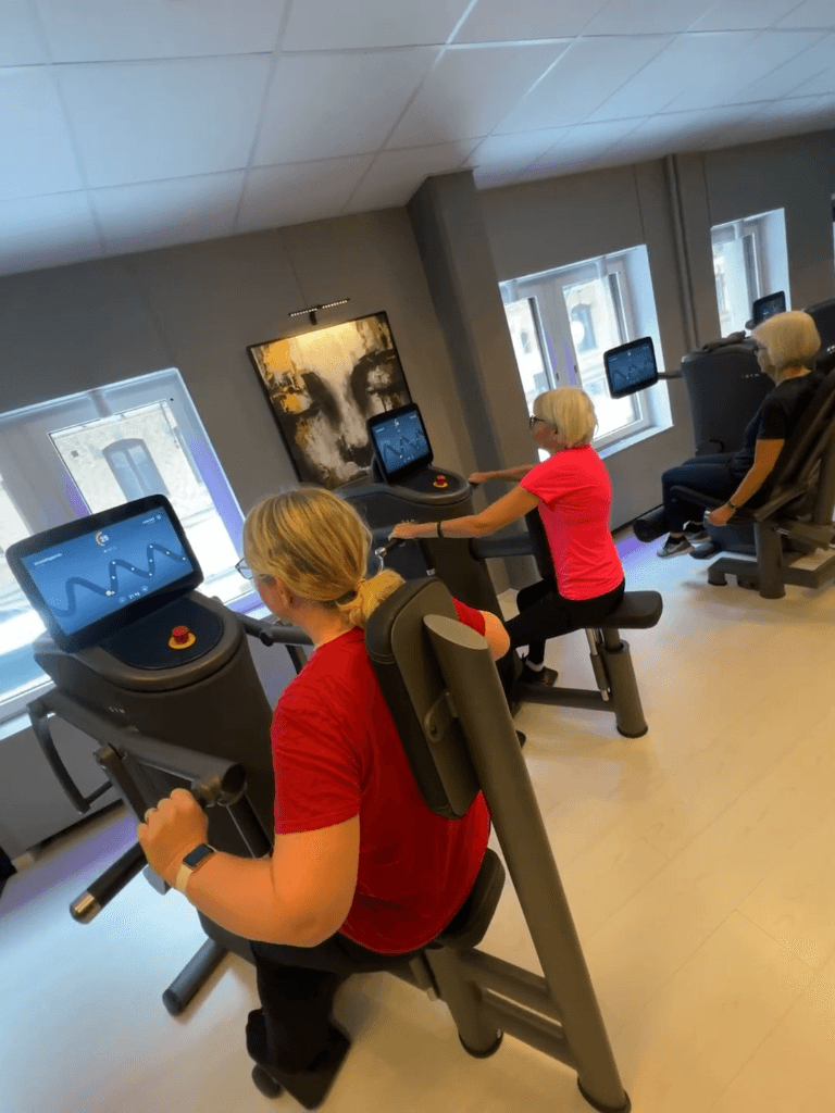 Moderna eGym maskiner i mörk miljö